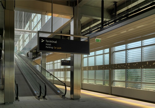 Dworzec PKP Kraków Balice -Oryginalne oszklenie peronu harmonijnie łączy się z dotychczasowymi elementami architektury lotniska 